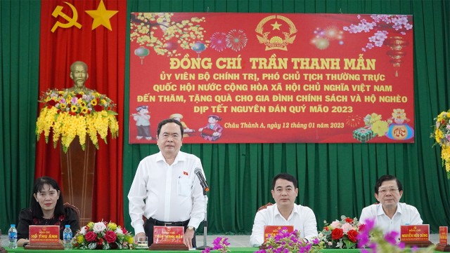 PHÓ CHỦ TỊCH THƯỜNG TRỰC QUỐC HỘI TRẦN THANH MẪN TRAO TẶNG QUÀ TẾT TẠI TỈNH HẬU GIANG